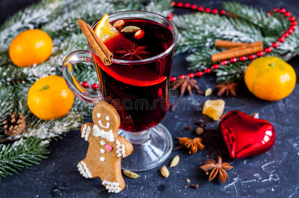 圣诞节在黑暗的背景下用杯子里的香料覆盖葡萄酒