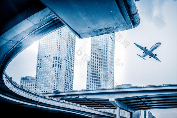 城市中模糊的街道场景，一架飞机飞过中国城市