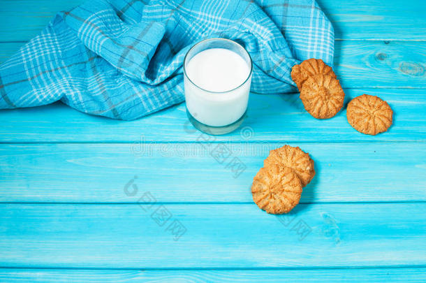 一杯牛奶和饼干一杯牛奶和饼干。