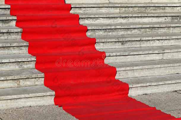 宽阔的台阶上有优雅的红地毯