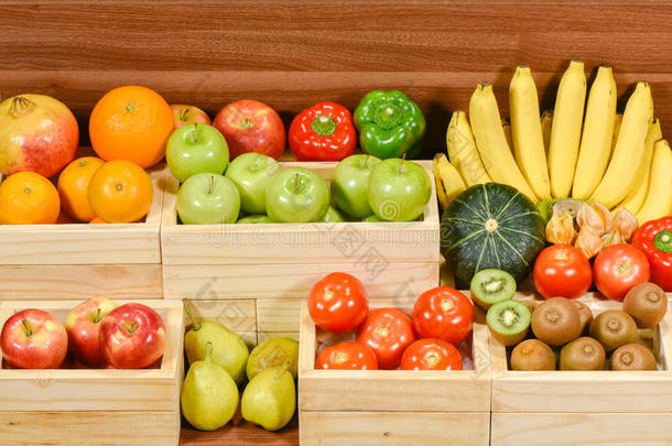 <strong>超市</strong>木制容器上的<strong>水果</strong>和蔬菜有机