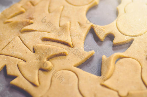 抽象圣诞食品背景与饼干模具和面粉。 烤圣诞饼干-桌子，饼干切割机和饼干。
