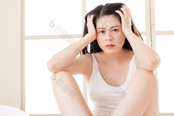 美丽的<strong>亚洲</strong>女人头痛和按摩额头