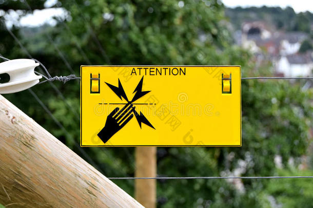 电力围栏标志在达德利，西米德兰兹，英国。 休克危险！