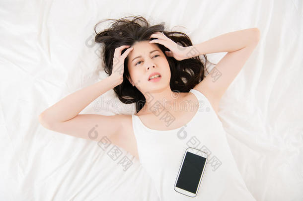 亚洲女人感到头痛，用智能手机<strong>呼救</strong>