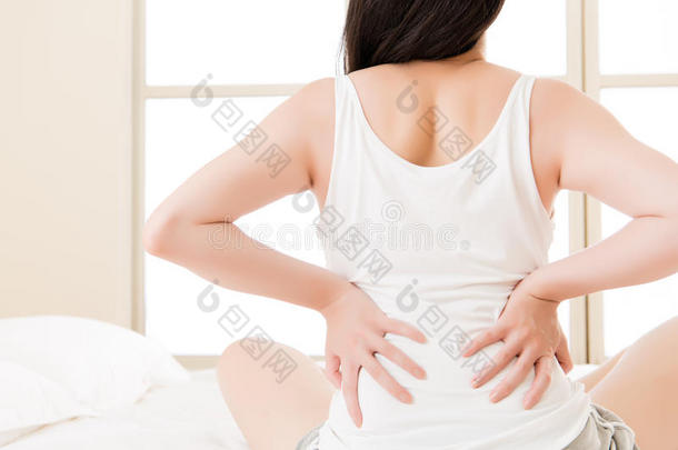 亚洲妇女背痛，脊柱低问题