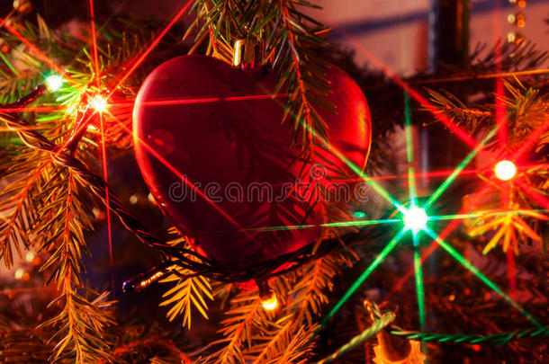 圣诞<strong>树树</strong>枝上有圣诞玩具和<strong>金属</strong>花环