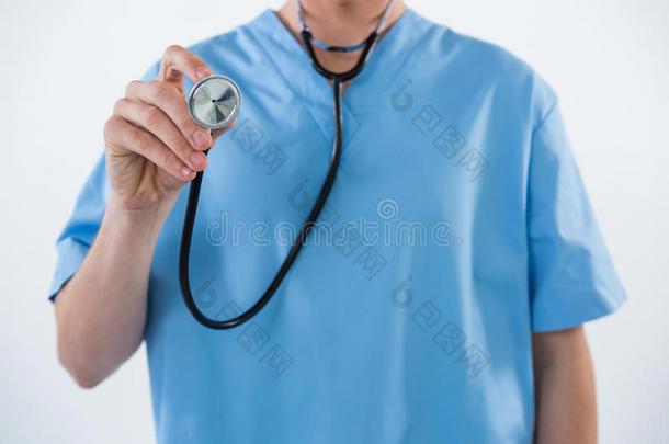 护士手持听诊器