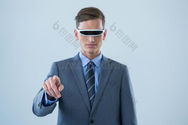 商人在使用虚拟现实眼镜时指手画脚