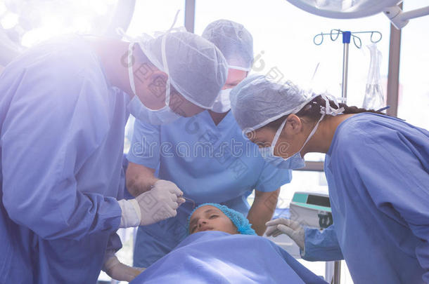 一组外科医生在手术室进行手术