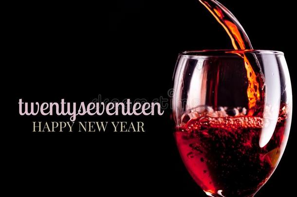特写2017年新年祝福与红酒杯