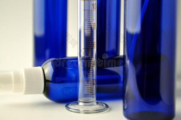 深蓝色玻璃瓶，用于化妆品乳液，血清，油
