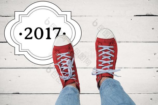 2017年新年祝福与青少年穿着红色运动鞋