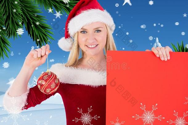 穿着圣诞老人服装的美女拿着红色的标语牌和宝布尔