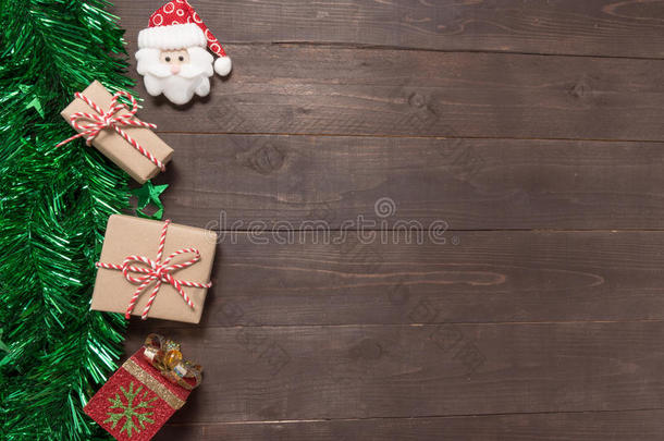 礼品盒和圣诞老人都在木制的背景上，圣诞节的空间是空的