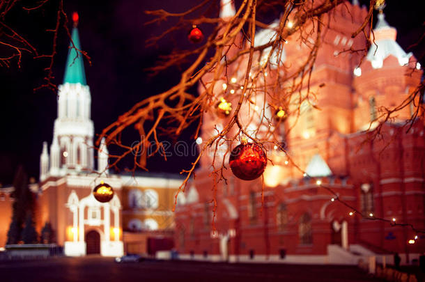 城市街道上的节日照明。 俄罗斯莫斯科的圣诞节。 红色广场