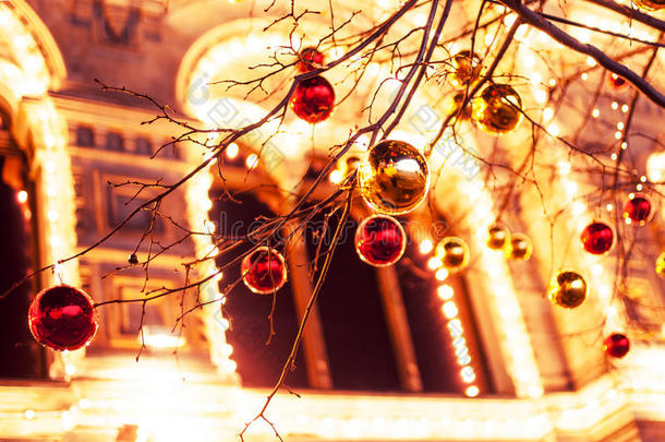 城市街道上的节日照明。 俄罗斯莫斯科的圣诞节。 红色广场