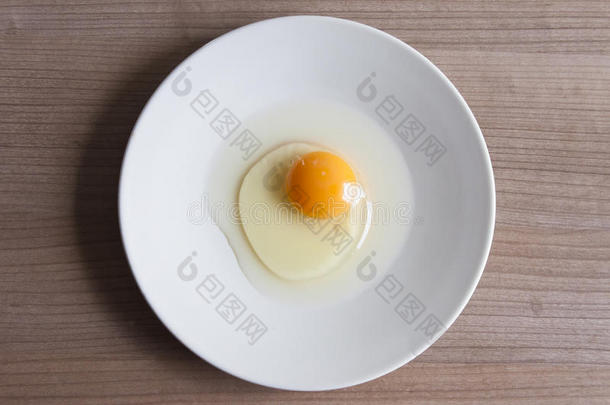 早餐煮鸡蛋，一种蛋白质形式的蛋黄和蛋白在白色背景上，或在普通的木制桌子上。