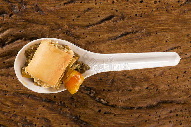 松脆的奶酪慕斯，伴随着腰果和腰果在勺子里。