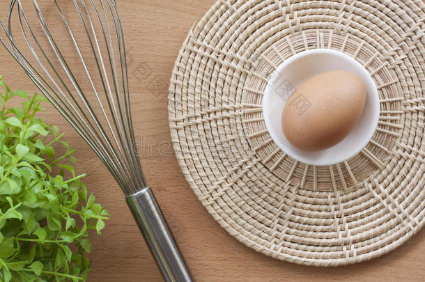 <strong>早餐</strong>煮鸡蛋，一种蛋白质形式的蛋黄和蛋白在白色背景上，或在普通的木制<strong>桌子</strong>上。