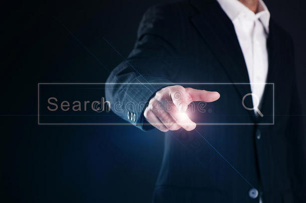 商人用手指激活虚拟界面或屏幕上的空白搜索栏或导航栏