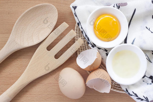 早餐煮鸡蛋，一种<strong>蛋白</strong>质形式的蛋黄和<strong>蛋白</strong>在白色背景上，或在普通的木制桌子上。