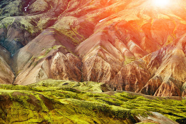 冰岛Landmannalaugar附近流纹岩山脉中的彩色山谷