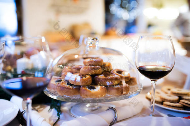 桌子上的圣诞大餐。 糕点和红酒。