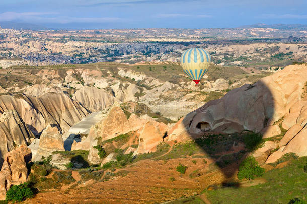 彩色热气球在土耳其卡帕多西亚地区飞行