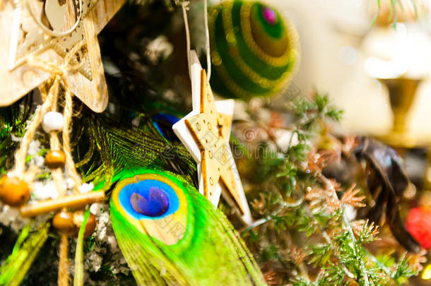 圣诞树玩具旧木挂在树枝上燃烧蜡烛、盒子、球、松果、核桃、树枝