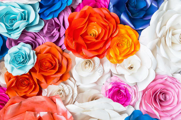 用五颜六色的纸做的美丽的<strong>玫瑰</strong>墙。 情人节或婚礼或爱情背景。