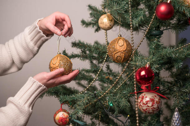 手与圣诞树球装饰