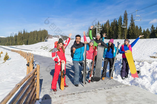 一群人滑雪和滑雪板度假胜地冬季雪山快乐的微笑朋友度假