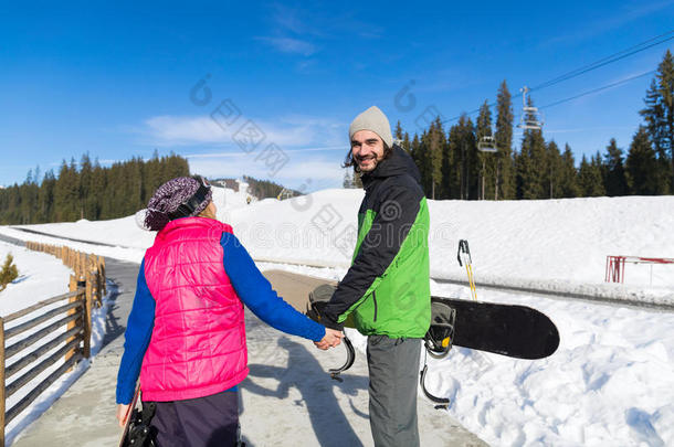 跑车滑雪滑雪滑雪板度假村冬季雪山男女度假