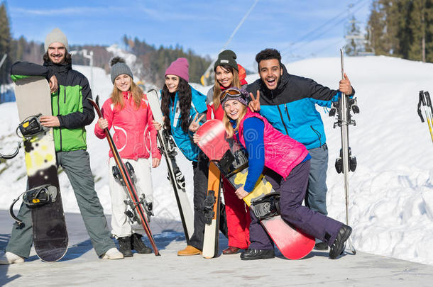 一群人滑雪和滑雪板度假村冬季雪山快乐微笑的朋友度假