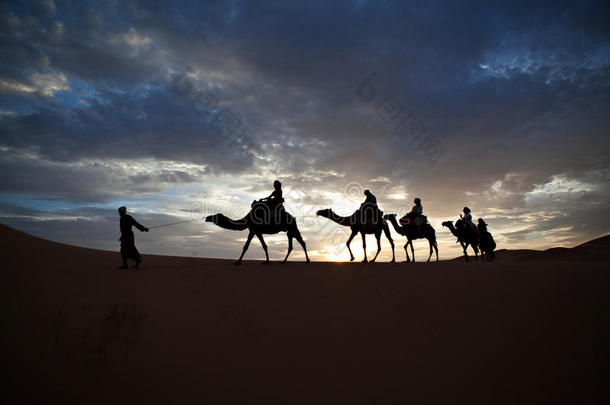 穿越撒哈拉沙漠的彩色天空<strong>衬托</strong>出骆驼列车的轮廓