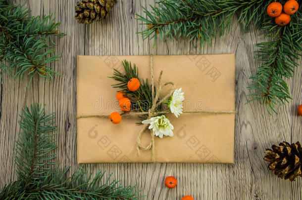 自然装饰牛皮纸包装的圣诞礼物。平放，俯视图