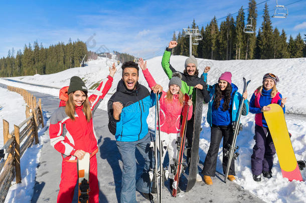 一群人滑雪和滑雪板<strong>度假</strong>胜地冬季雪山快乐的微笑朋友<strong>度假</strong>