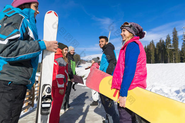 一群人滑雪和滑雪板度假村冬季雪山快乐微笑的朋友交谈假期