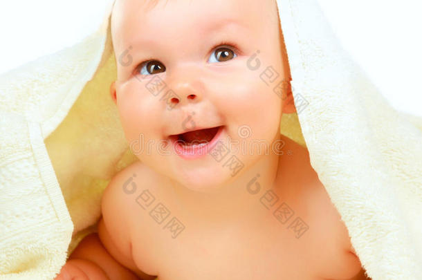 美丽的小宝宝躺在米色毛巾上