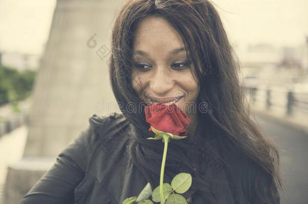 非洲女人玫瑰花爱激情情人节概念