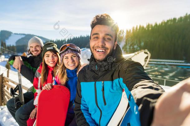 一群人滑雪滑雪滑雪板度假村冬季雪山快乐微笑的朋友自拍照片