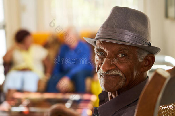 非洲的老年人美国人扶手椅黑色