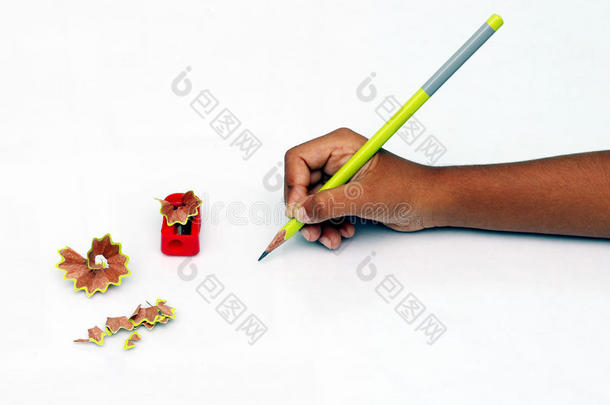 带铅笔和<strong>卷笔刀</strong>的儿童手。