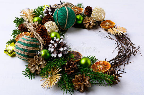 圣诞花圈与乡村黄麻缠绕装饰装饰品和