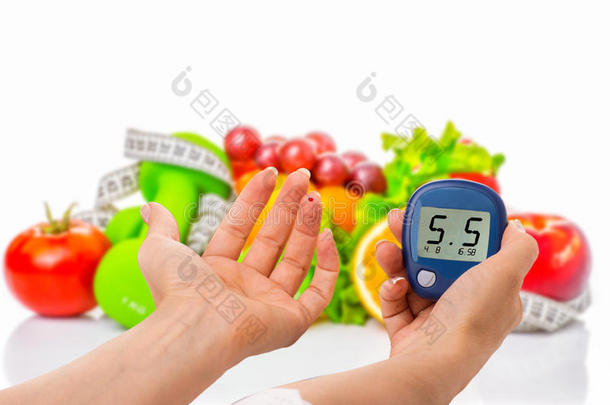葡萄糖水平和健康有机食品<strong>的</strong>血糖仪在白色背景上。 <strong>糖尿病的</strong>概念
