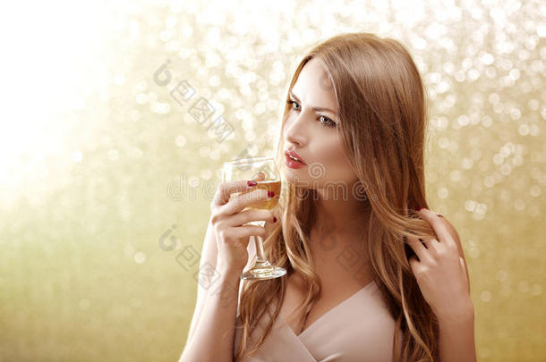 在派对上<strong>喝了</strong>一杯香槟的金发女人