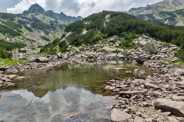 皮林山岩石峰和上<strong>穆拉托</strong>沃湖的美景