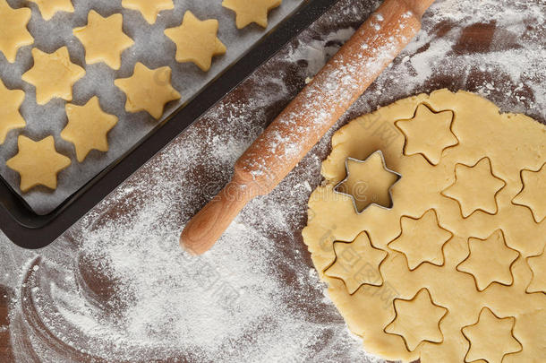 圣诞饼干形状的星星在木板上，关闭