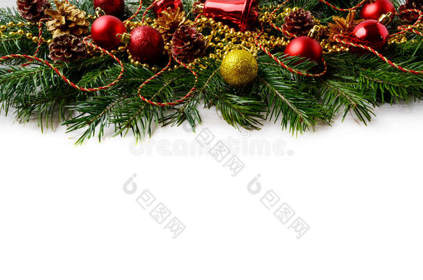 圣诞背景，红色装饰品和金色装饰别针